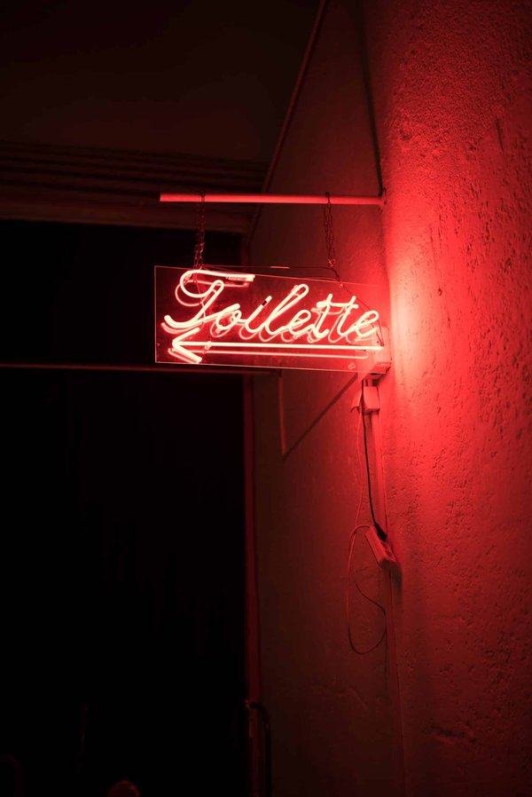 Quelle est la meilleure façon d'installer des toilettes sèches publiques ?