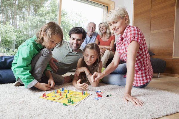 Se divertir ensemble : les jeux de société rassemblent amis et famille