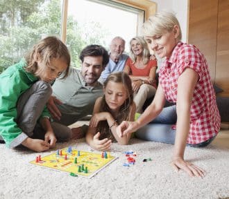 Se divertir ensemble : les jeux de société rassemblent amis et famille