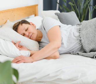 Dormir la tête au nord apporte-t-il des bénéfices pour la santé ?