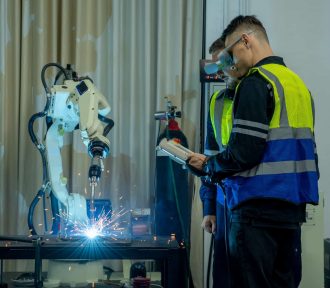 Quelles sont les implications écologiques et industrielles de l’utilisation de robots dans la fonderie d’aluminium moderne ?